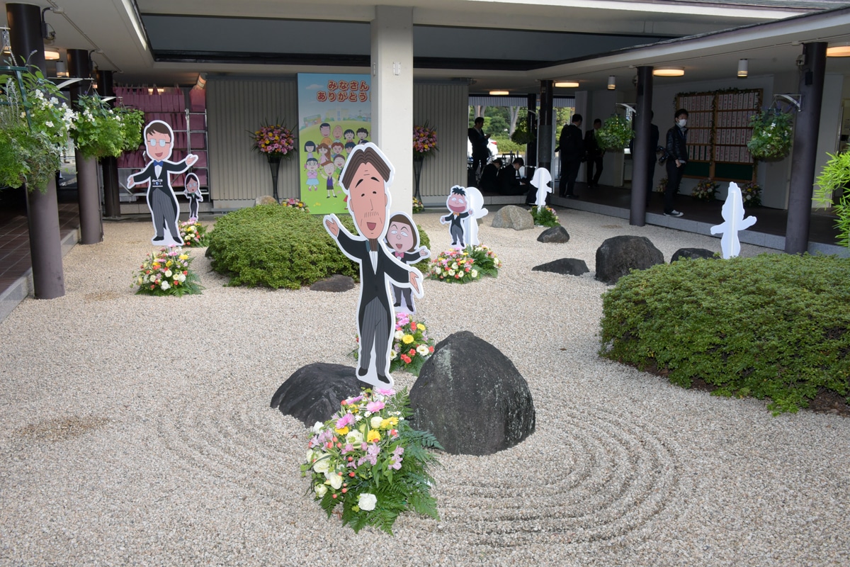 式場前の庭園。