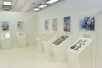 「第2章 『きらら』で輝く作品たち」と題された描き下ろしイラスト・マンガの展示コーナー。