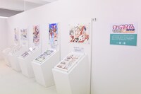 「第2章 『きらら』で輝く作品たち」と題された描き下ろしイラスト・マンガの展示コーナー。