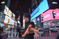 塩中学校の制服を身にまとい、NYタイムズスクエアに現れた伊藤節生。