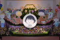 さくらももこのイラストをもとに、さくらプロダクションがデザインした祭壇。