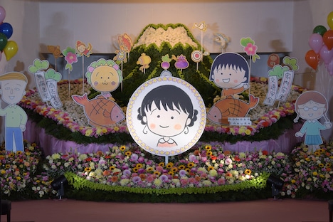 さくらももこのイラストをもとに、さくらプロダクションがデザインした祭壇。