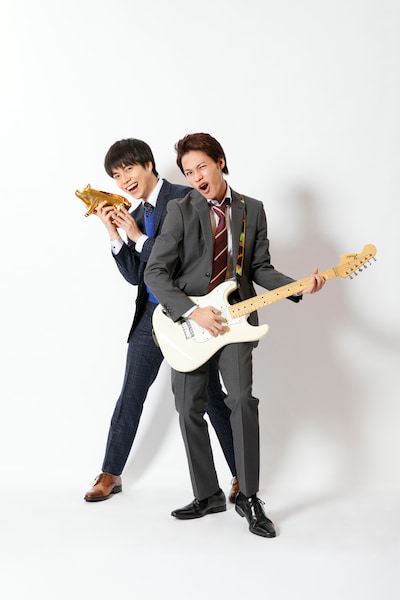 松本タカオ役の上田竜也（右）、稲葉コウタ役の重岡大毅（左）。(c)NTV・J Storm