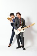 左から稲葉コウタ役の重岡大毅、松本タカオ役の上田竜也。(c)NTV・J Storm
