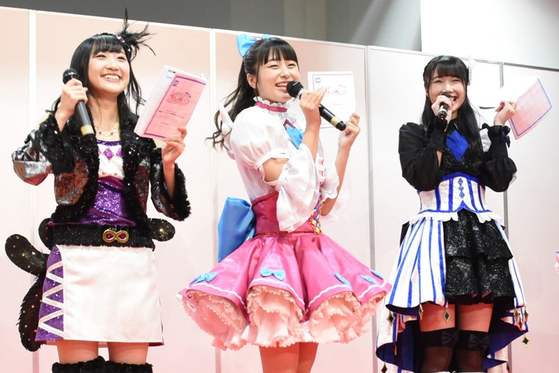 「ネットルール安全大使」に任命されて喜ぶ（左から）森嶋優花、林鼓子、厚木那奈美。