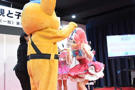 ピーポくんからタスキを贈呈されるみらい。