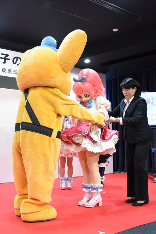 ピーポくんからタスキを贈呈されるみらい。