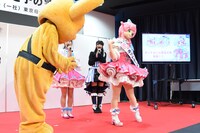 ピーポくんからタスキを贈呈されたみらい。