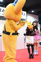 ピーポくんからぬいぐるみを贈呈された森嶋優花。