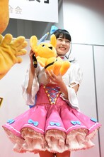 ピーポくんからぬいぐるみを贈呈された林鼓子。