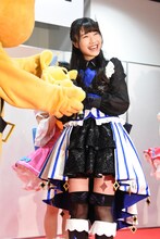 ピーポくんからぬいぐるみを贈呈された厚木那奈美。