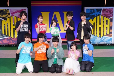 「雄英サバイバル合宿」出演者。前列左から轟焦凍役の梶裕貴、爆豪勝己役の岡本信彦、緑谷出久役の山下大輝、麗日お茶子役の佐倉綾音、飯田天哉役の石川界人。後列左から常闇踏陰役の細谷佳正、八百万百役の井上麻里奈、蛙吹梅雨役の悠木碧、切島鋭児郎役の増田俊樹、上鳴電気役の畠中祐。