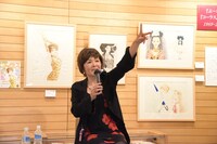 来場者とじゃんけんをする一条ゆかり。