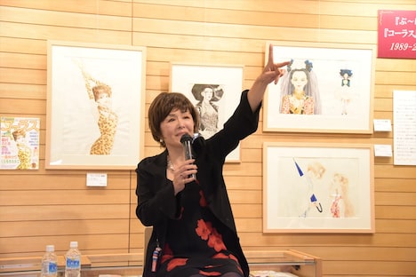 来場者とじゃんけんをする一条ゆかり。