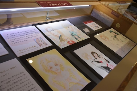 「天使のツラノカワ」の展示コーナーより。