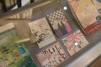 売店で販売されているグッズの一部。