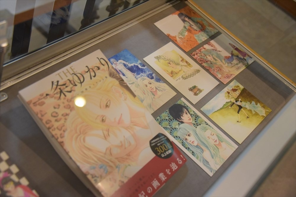 売店で販売されているグッズの一部。