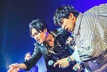 左から伊弉冉一二三役の木島隆一、観音坂独歩役の伊東健人。（撮影：粂井健太）