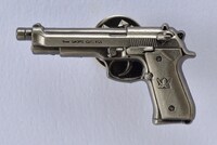 「ブラック・ラグーン」11巻「ロアナプラお土産付き限定版」に付属する「ソード・カトラス ピンバッジ」。