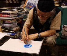 「U1000.S MOTHER EARTH」と「U1.S.E MOTHER EARTH」に用いた地球のイラストを描く松本零士。