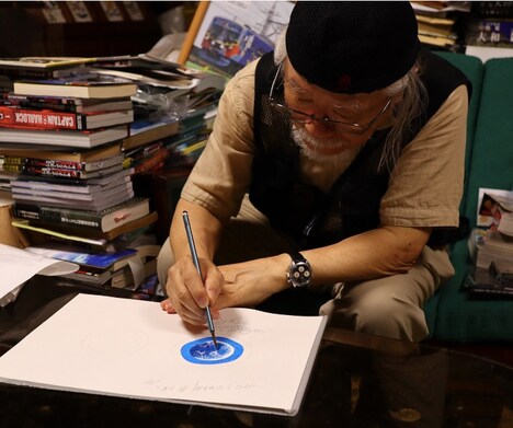 「U1000.S MOTHER EARTH」と「U1.S.E MOTHER EARTH」に用いた地球のイラストを描く松本零士。