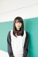 種田繭役の桜井日奈子。