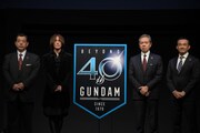 「機動戦士ガンダム40周年プロジェクト」発表会の様子。左から、サンライズ代表取締役社長・宮河恭夫、SUGIZO、バンダイナムコホールディングス代表取締役社長・田口三昭、創通専務取締役・難波秀行。