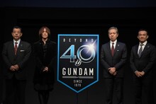 「機動戦士ガンダム40周年プロジェクト」発表会の様子。左から、サンライズ代表取締役社長・宮河恭夫、SUGIZO、バンダイナムコホールディングス代表取締役社長・田口三昭、創通専務取締役・難波秀行。