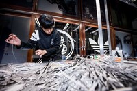 アートウォールを大友克洋と共同で手がけた、コラージュアーティストの河村康輔。