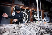 アートウォールを大友克洋と共同で手がけた、コラージュアーティストの河村康輔。