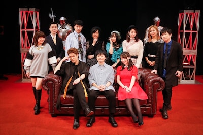 後列左から大谷育江、ハライチの岩井勇気、杉田智和、佐藤利奈、悠木碧、戸松遥、Lyn、保志総一朗。前列左から宮野真守、福山潤、水樹奈々。