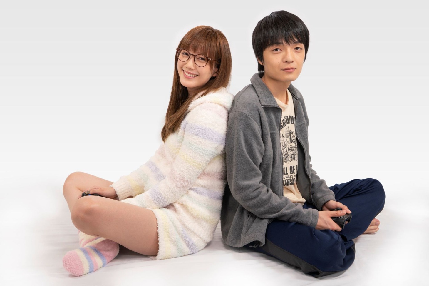 左から本田翼扮するおかもとみやこ、岡山天音扮するさつきたくみ。