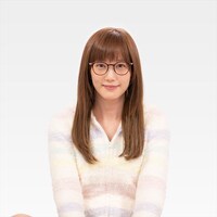 本田翼扮するおかもとみやこ（部屋着）。