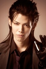 健人扮する阿紫花英良。