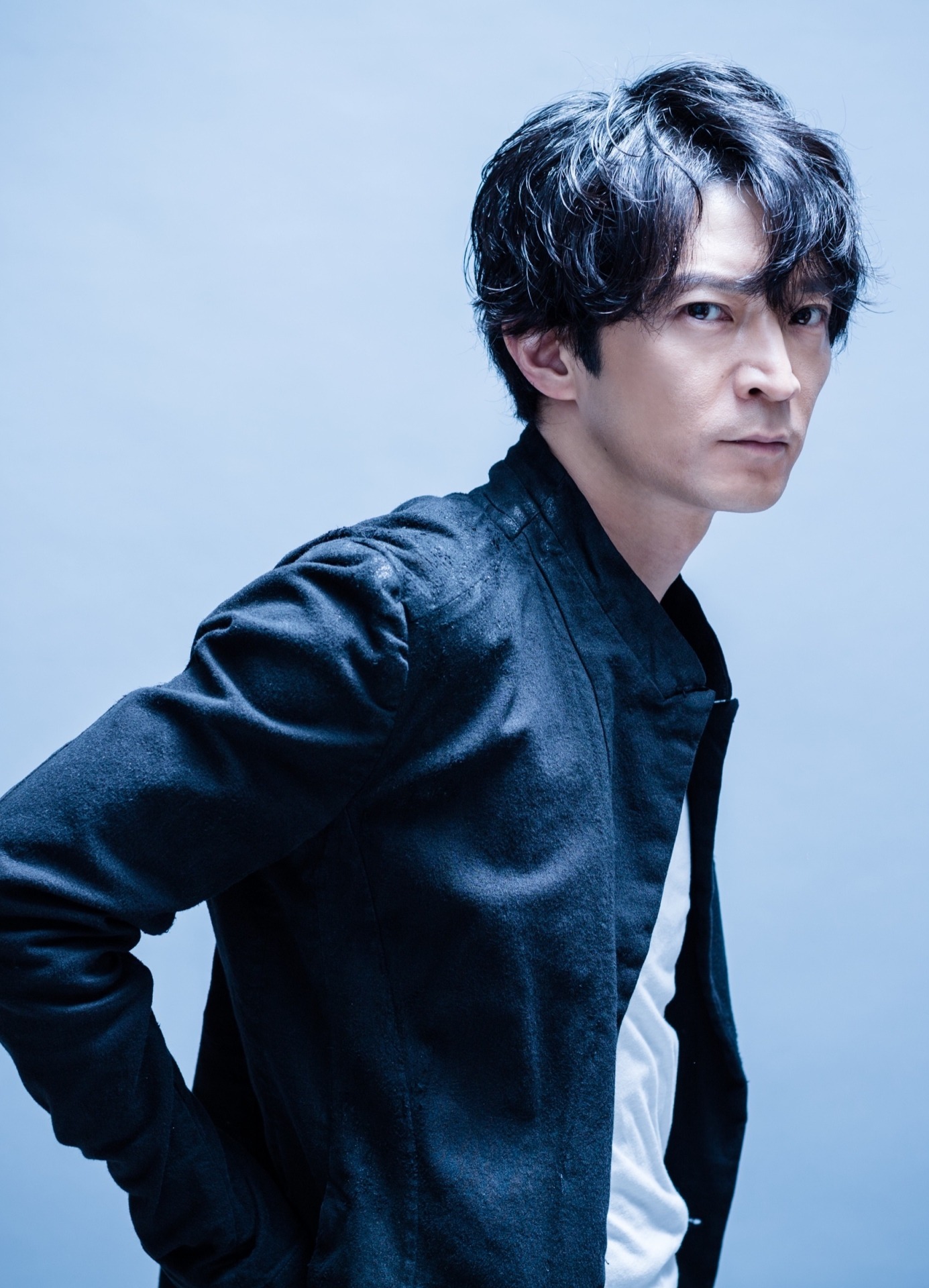狭間源司を演じる津田健次郎。