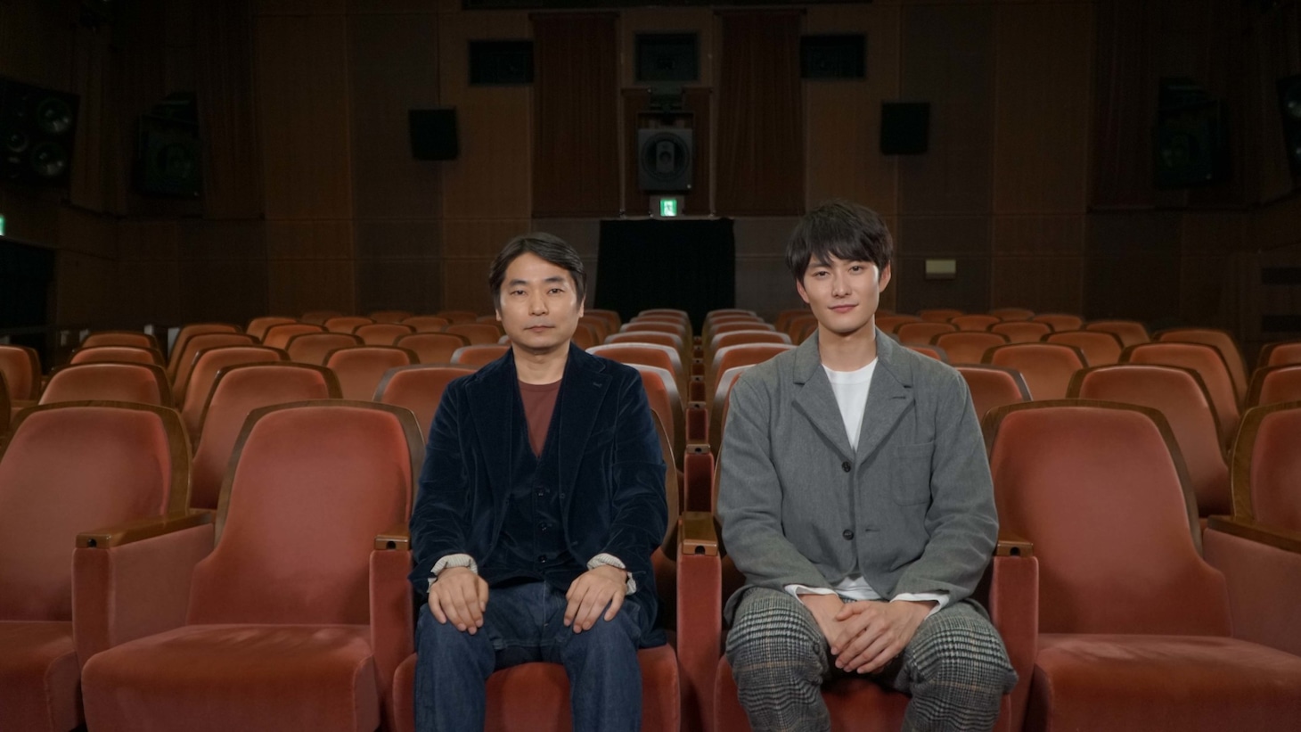 左から石田彰、岡田将生。