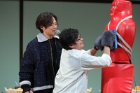 「ねこぱんち！早打ち対決」に挑む下野紘（右）。