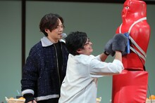 「ねこぱんち！早打ち対決」に挑む下野紘（右）。