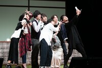 ステージ上で自撮りするキャスト陣。