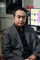 ミスジ役の松尾スズキ。