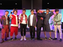 「テレビアニメ『斉木楠雄のΨ難』第2期スペシャルイベント～開Ψ！ 一足はやいクリスマスパーティー～」の様子。左から岩田光央、日野聡、小野大輔、神谷浩史、島崎信長、花江夏樹、梶裕貴。