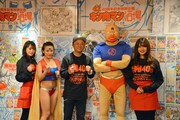 左から青科まき、天木じゅん、嶋田隆司（ゆでたまご）、キン肉マン、高橋かな。