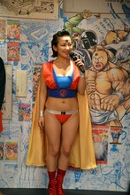 キン肉マン風のセクシーなコスチュームで登場した天木じゅん。