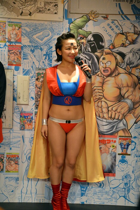 キン肉マン風のセクシーなコスチュームで登場した天木じゅん。