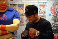 激辛な石鍋豆腐を食べる嶋田隆司。