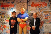 左から嶋田隆司、キン肉マン、中野和雄氏。