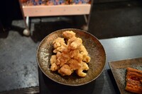 「マッスル唐揚げ」はテリーマンおすすめのテリヤキ味、カレクックおすすめのカレー味など、8種類の味付けが用意されている。