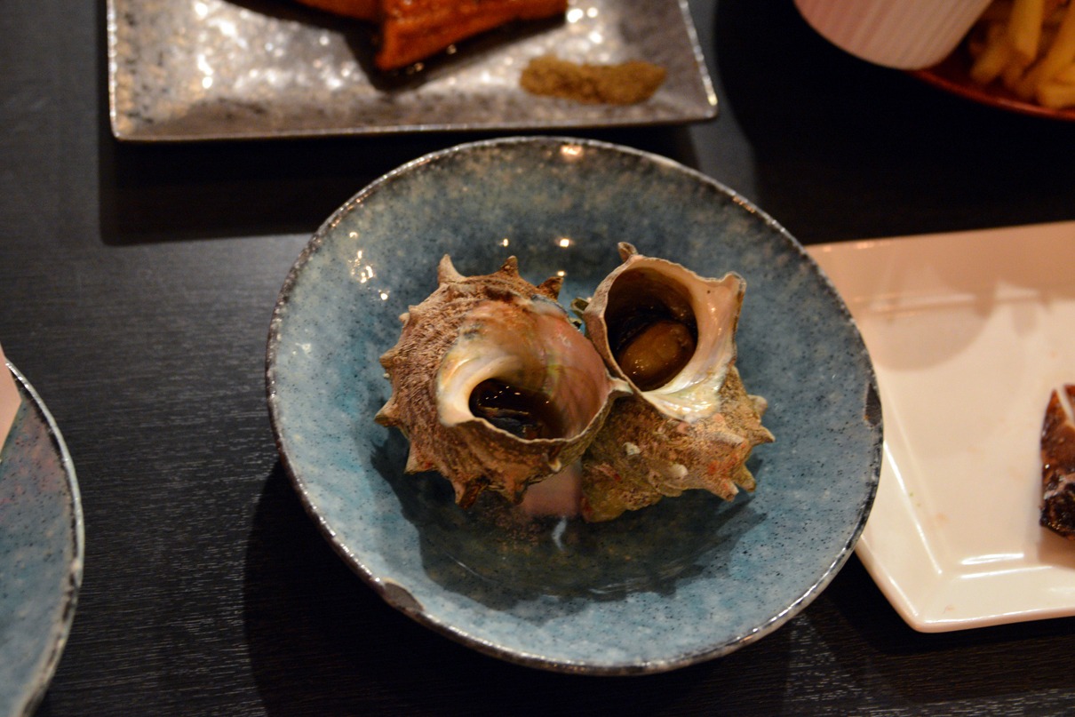 超人オリンピックのガソリンプールで焼けてしまったサザエキングをイメージしたサザエのツボ焼き。