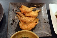 名古屋城がある愛知県名物の甘辛手羽先。