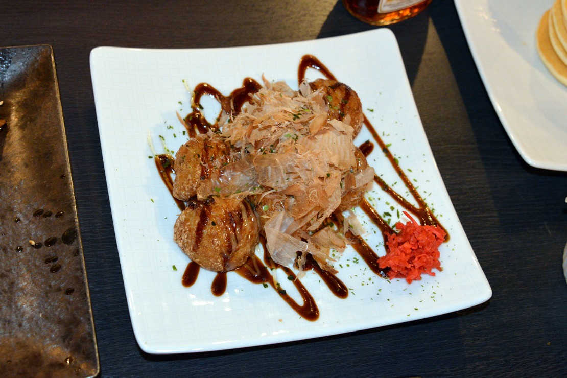 大阪城がある大阪府名物の揚げたこ焼き。